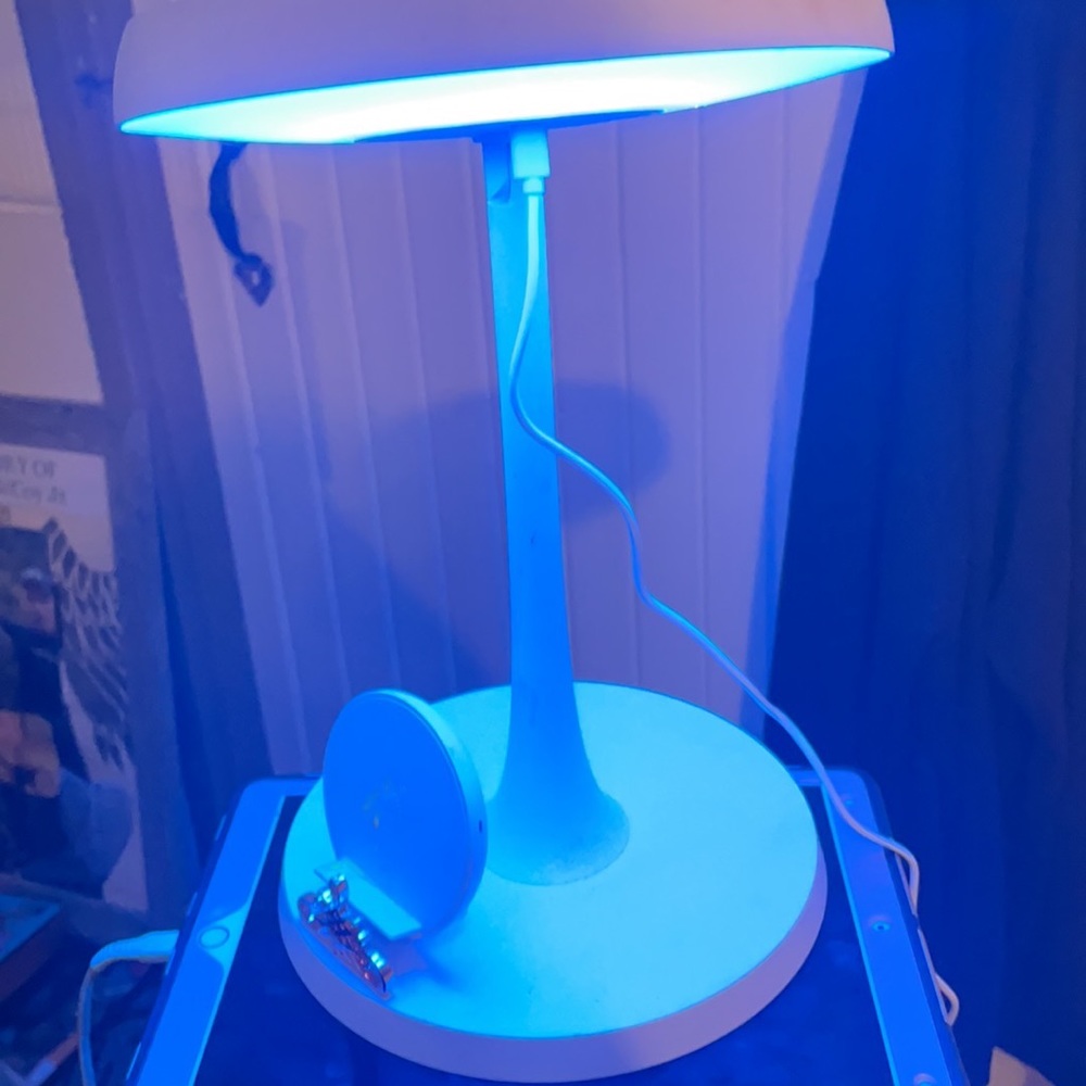 impressions vanity digital mirror/lamp with qi